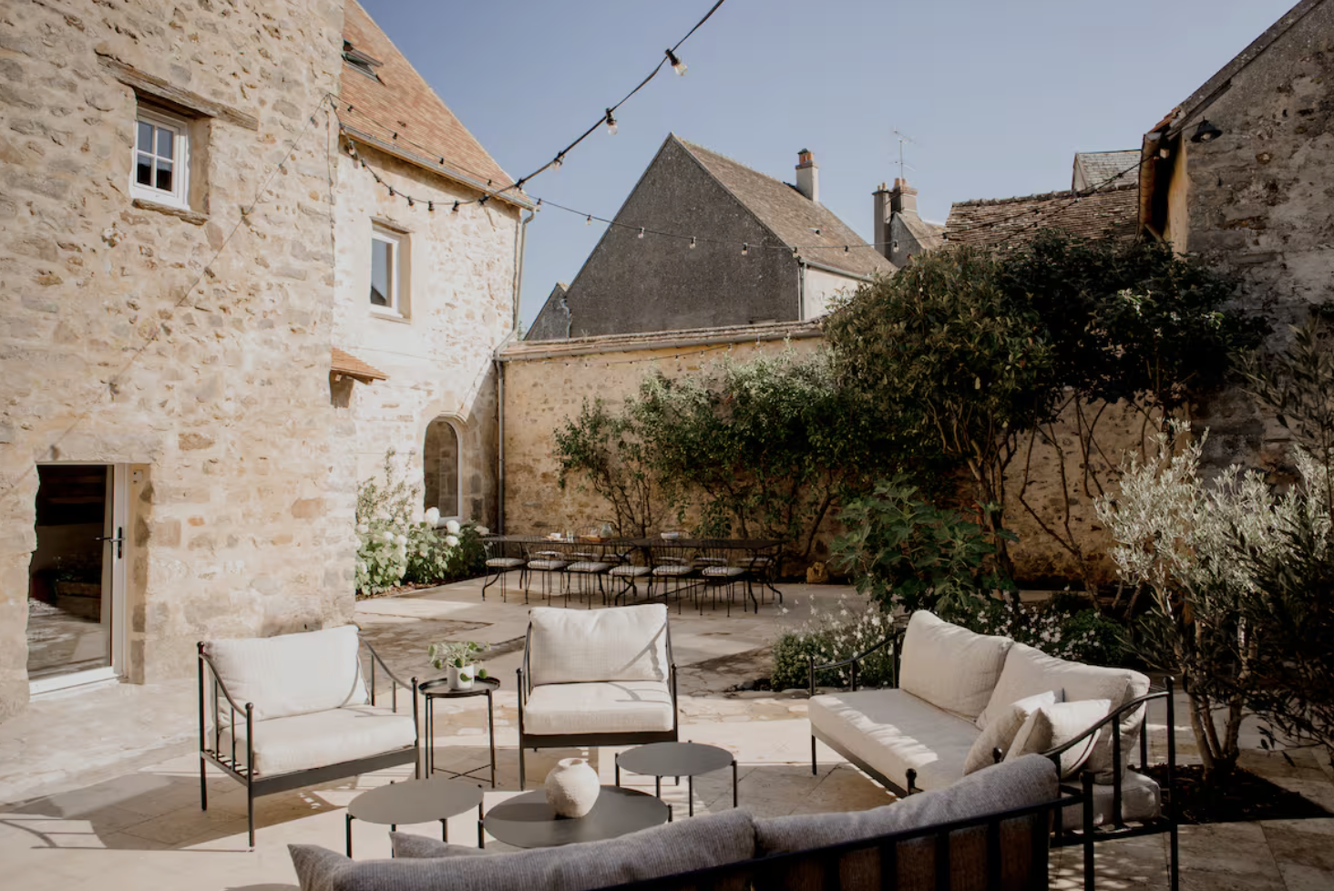 La cour pavée et ses salons d'extérieur