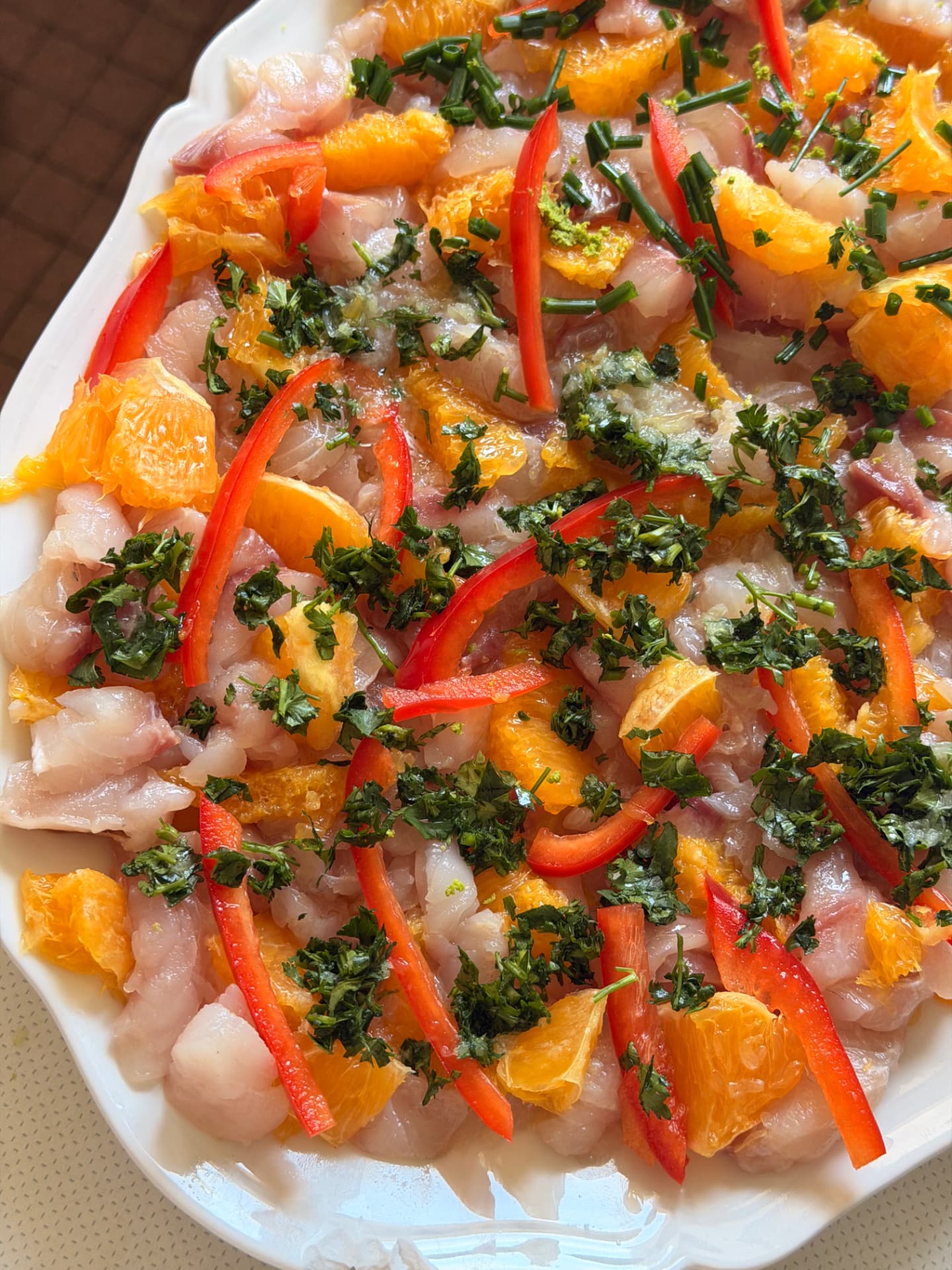 Grand plat de ceviche aux agrumes, poivron rouge et herbes fraîches