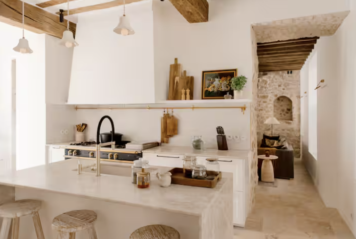 La grande cuisine de la maison en pierre