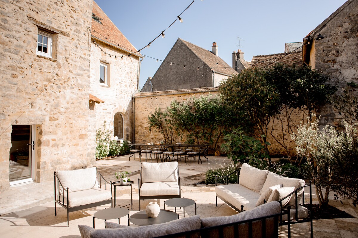 La cour pavée et ses salons d'extérieur